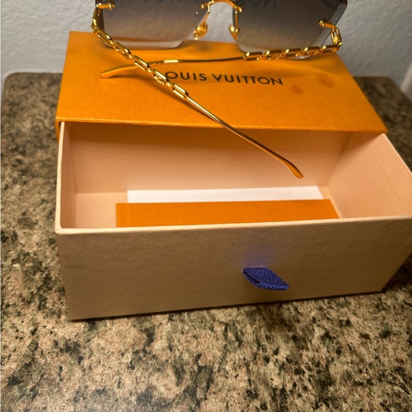 LV Jewel Square Sunglasses - Picture 3 of 7